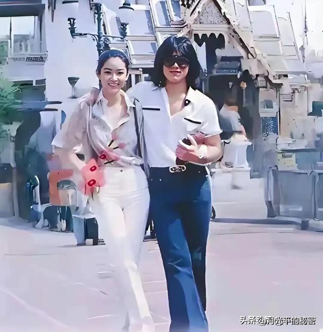 mk体育-1979年泰国的街头，25岁的成龙和24岁的林青霞留下了珍贵的合照