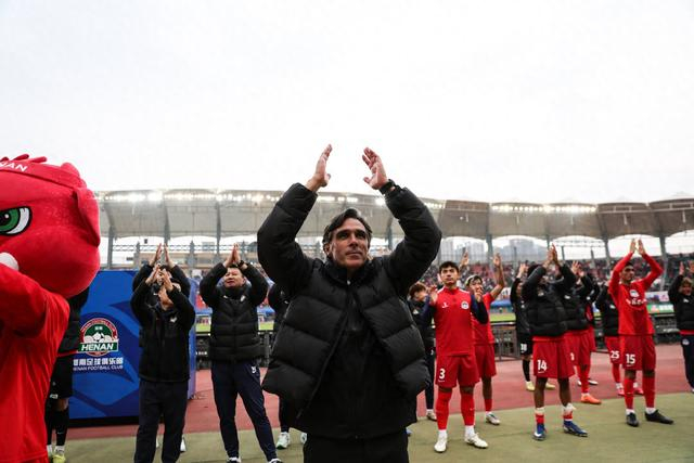 mk体育官网-《足球》中超第2轮评选：拉莫斯最佳教练、绍尔最佳外援，谢文能最佳本土球员|蓉城|塞尔吉奥·拉莫斯|成都蓉城足球俱乐部|中超联赛|武汉三镇_新浪体育_新浪新闻