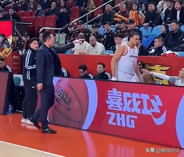 mk体育官网-上海男篮疑似内讧!洛夫顿不满卢伟回怼惹争议 曾怒斥带着情绪打球